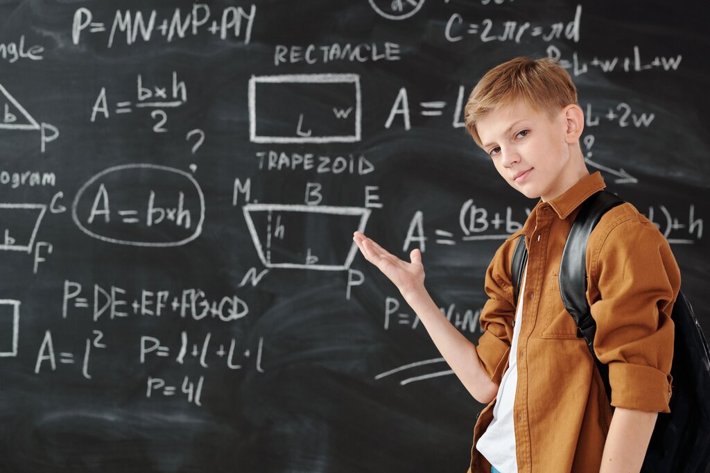 ¿Qué facilita la IA en la educación al adaptar contenidos al ritmo del alumnado?