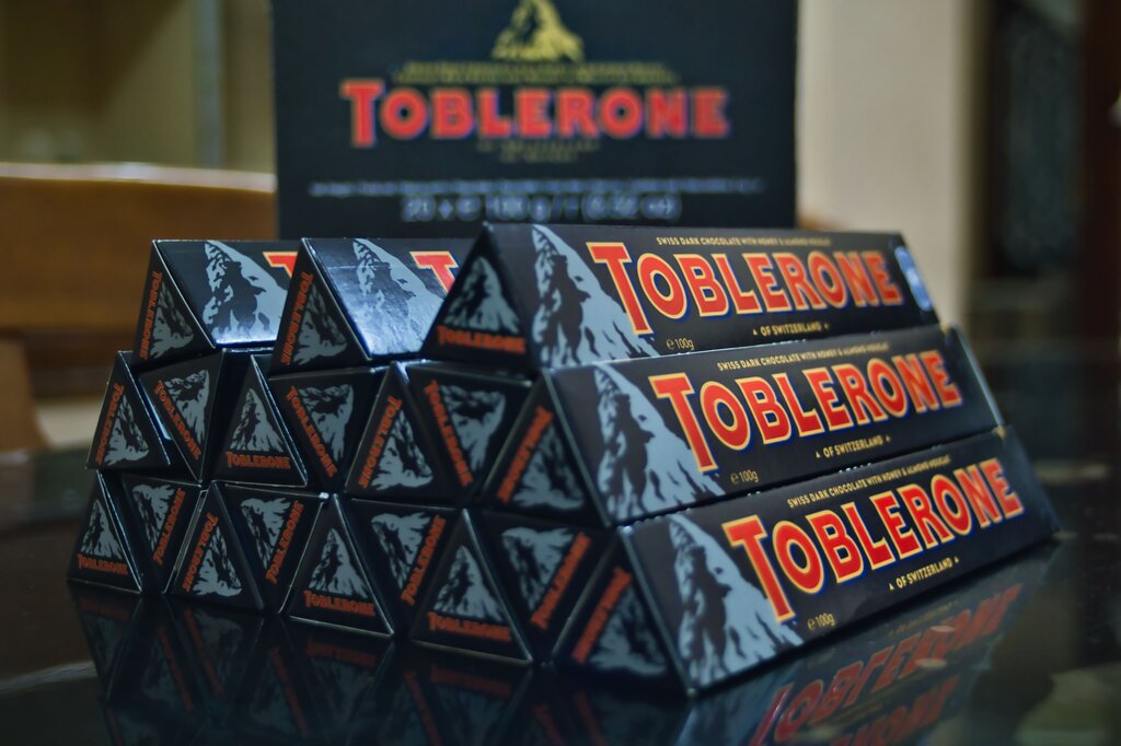 Toblerone's triangular box and peaks are said to represent which mountain?