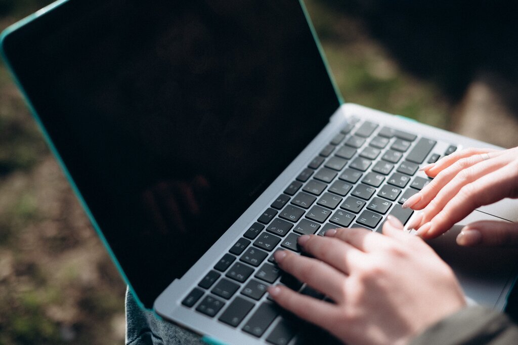Un estudiante encuentra información confiable en internet, pero la copia literalmente sin mencionar al autor. ¿Qué aspecto de la comunicación técnica está incumpliendo principalmente?