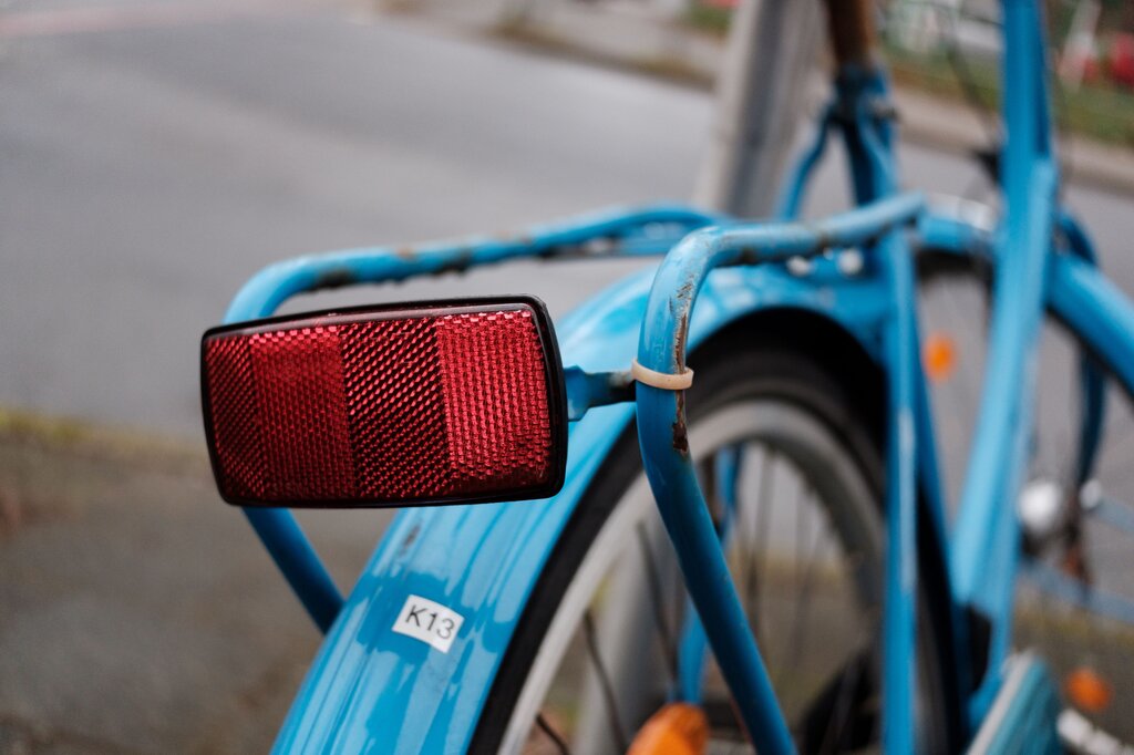 SARA HAS GOT A BIKE. _____ BIKE IS RED AND BLUE.