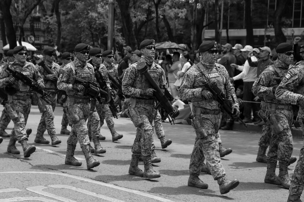 9: ¿Qué diferencia táctica clave caracterizó el choque de fuerzas en la llanura de Maratón?