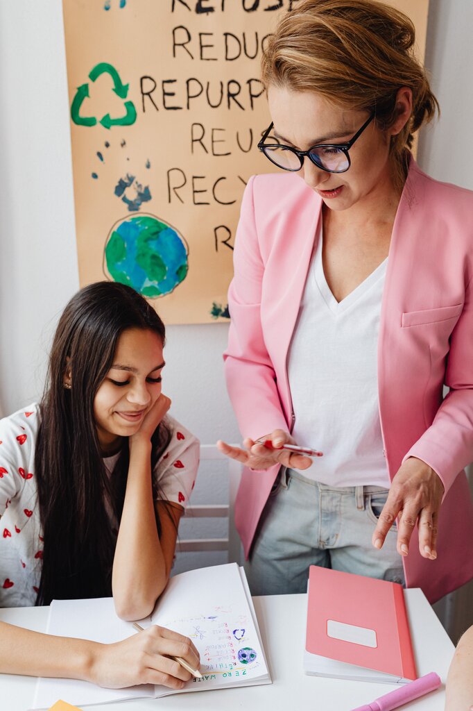¿Cuál es la función principal de una directora en una escuela?
