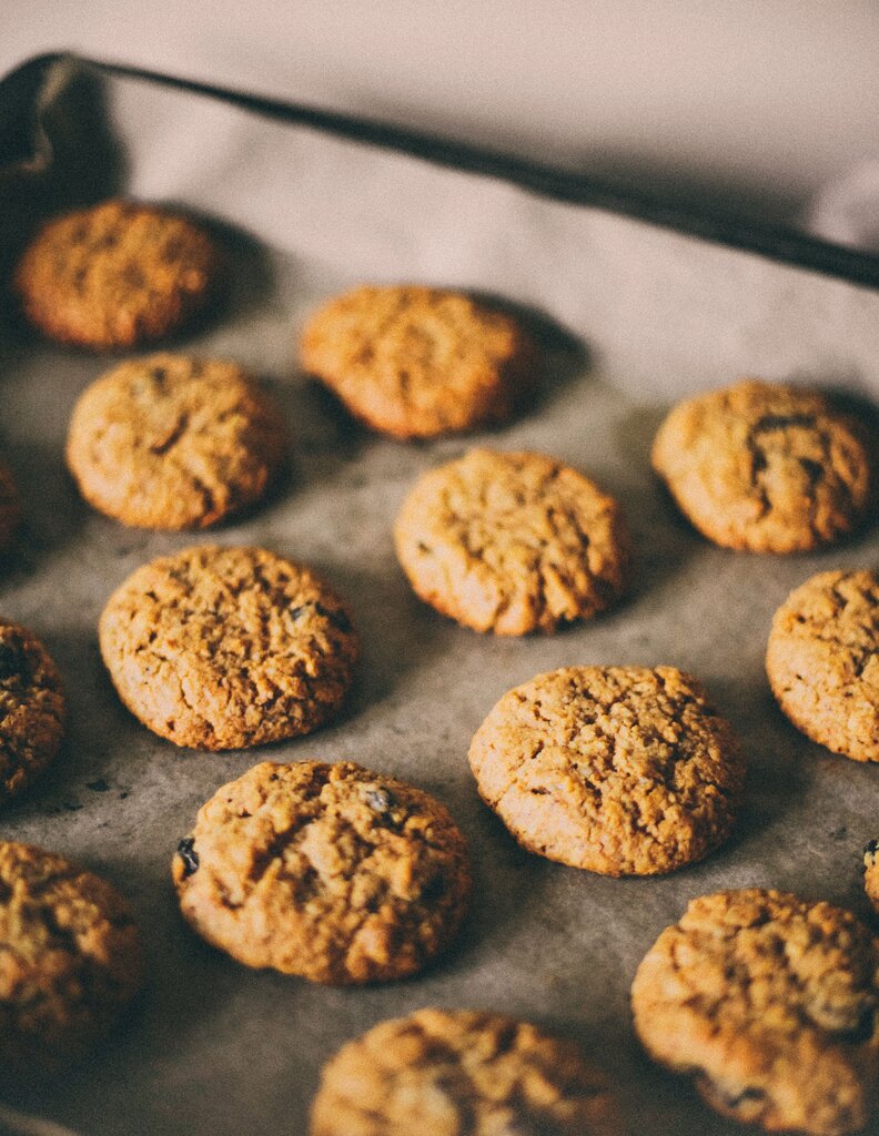 There ______ some cookies.
