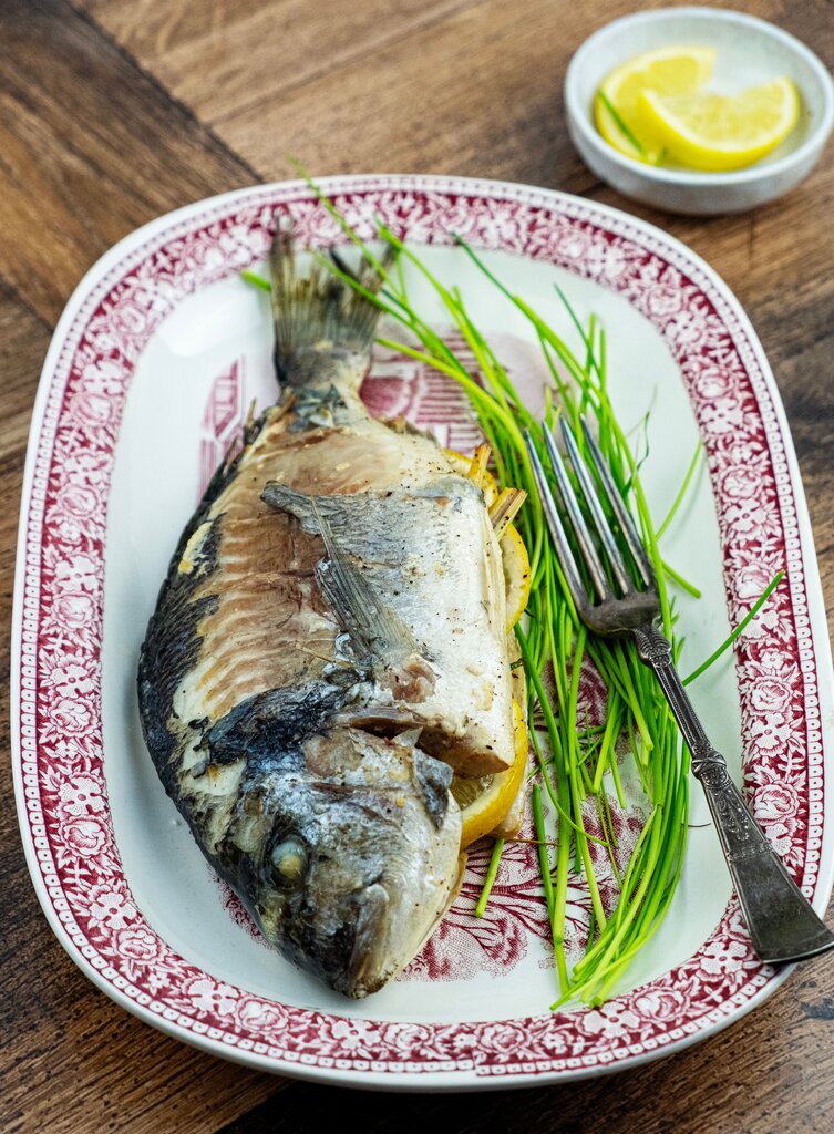 There ______ some fish on the plate.