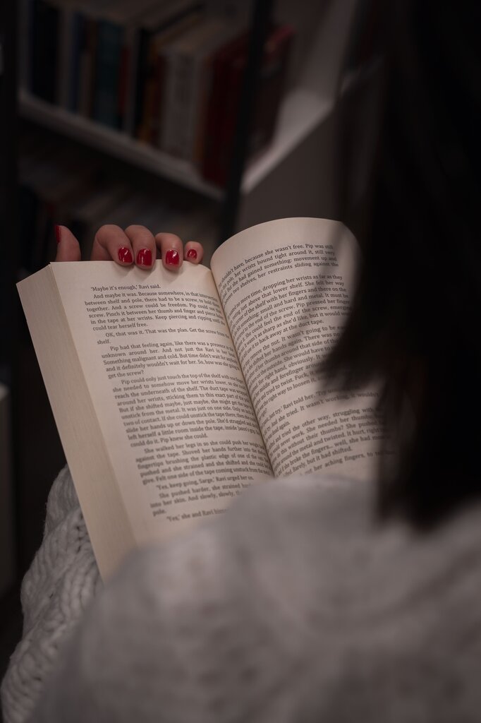 I ____ reading a book