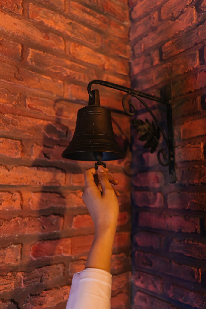 The peon _______ the bell.