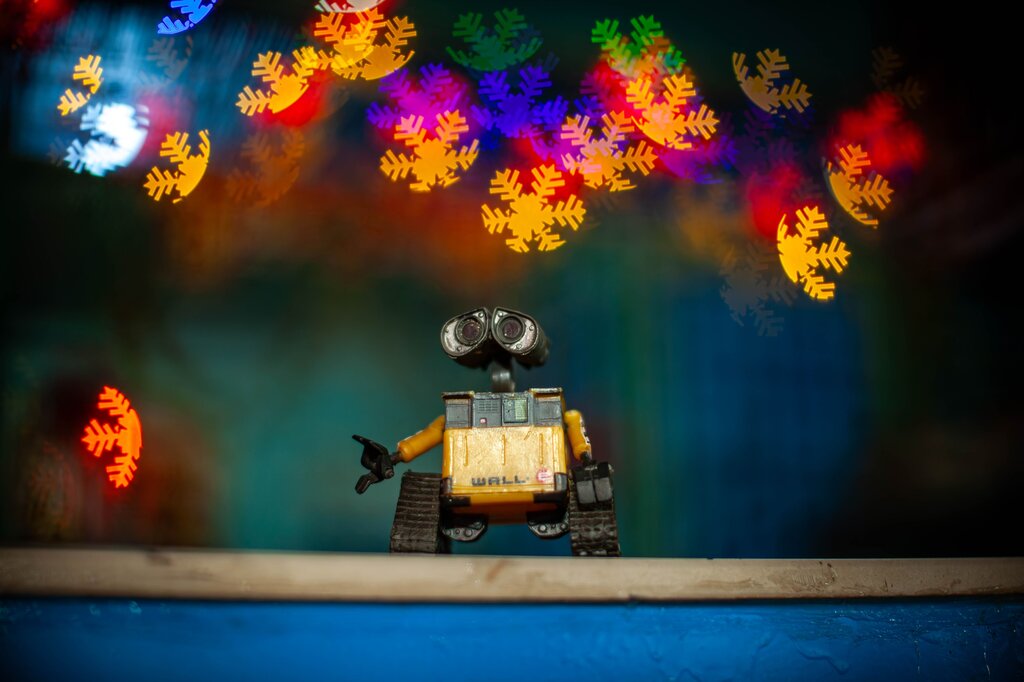 Una niña programa un robot de juguete para que camine hacia una figura, pero el robot choca con una pared. Revisa, quita el paso incorrecto y pone la flecha correcta. ¿Qué concepto del aprendizaje aplica?