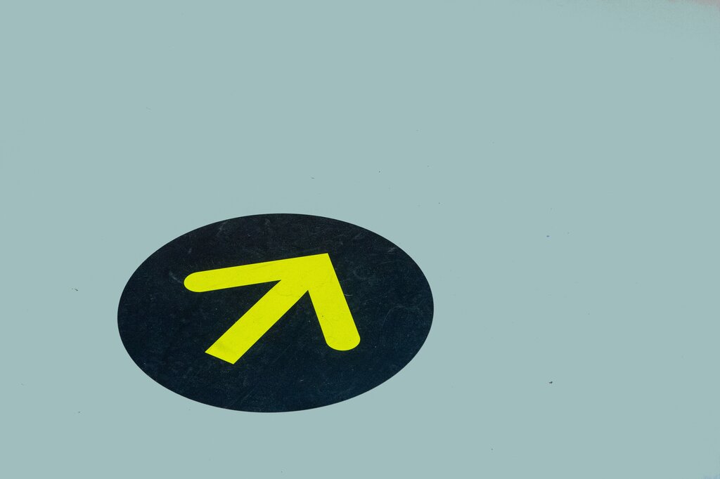 Se colocan tarjetas físicas con flechas en el suelo antes de ingresarlas al robot para facilitar la visualización del recorrido. ¿Qué concepto del aprendizaje aplica?
