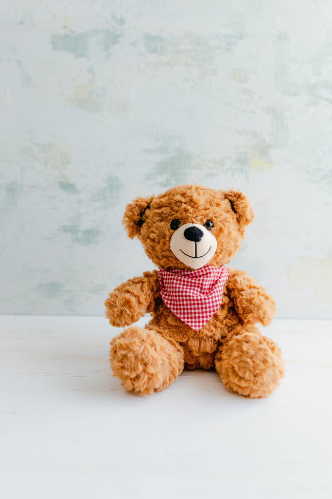 La niña programa la ruta de un robot para que lleve "comida" a un peluche, conectando el código con una historia del aula. ¿Qué concepto del aprendizaje aplica?