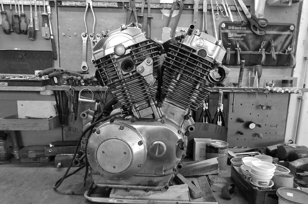 ¿Qué tipo de costo es la compra de repuestos para motor en untaller de mecanica?
