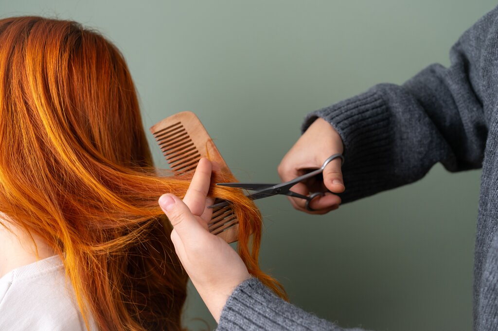 ¿Qué tipo de costo es la compra de tijeras en una peluqueria?