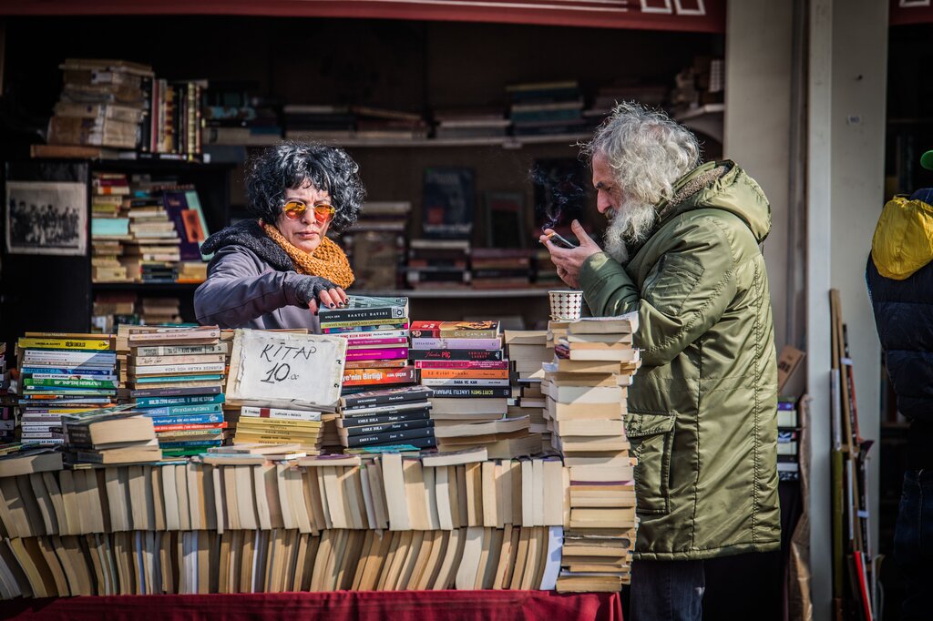 ¿Qué tipo de costo es la compra de libros para vender en una libreria?