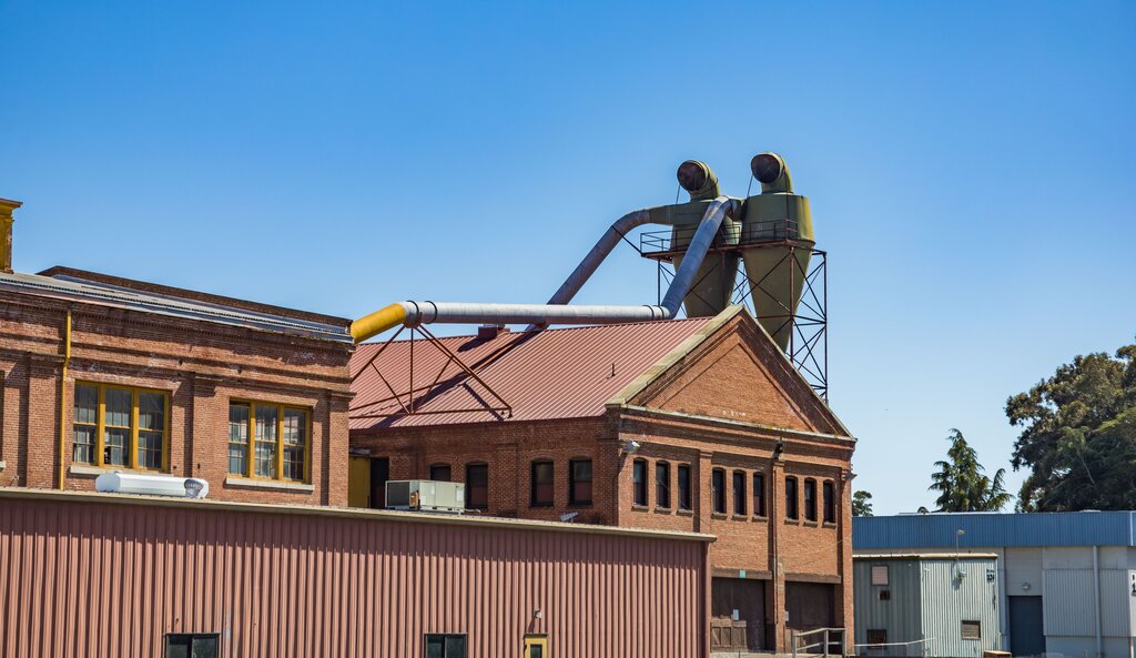 ¿Qué tipo de costo es el alquiler de un edificio para una fabrica?