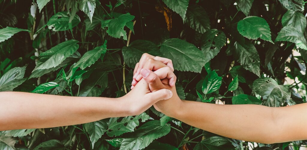 Qué concepto está relacionado con una forma diferente de entender la relación entre las personas y la naturaleza?