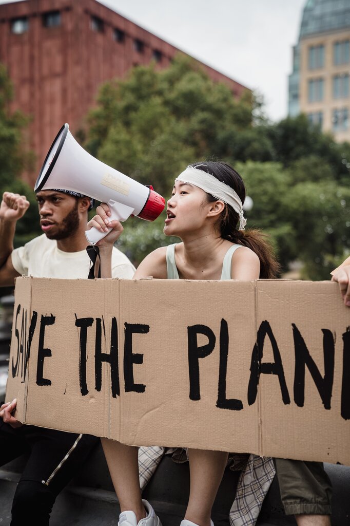 ¿Qué busca promover la justicia socioambiental?