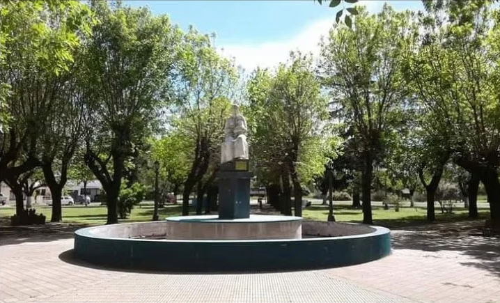 En sus palabras, es la plaza del mejor pueblo. ¿Quién lo afirma?