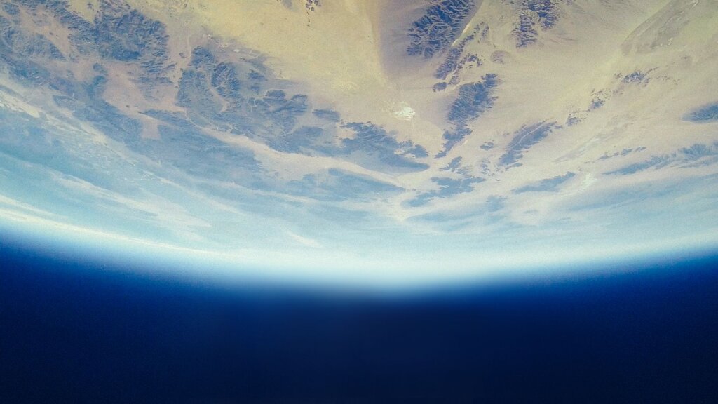 ¿Cómo se llama la capa de gases que rodea la Tierra?