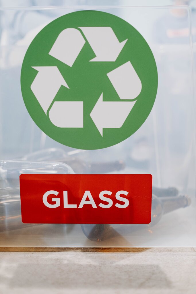 ¿Cuál situación representa mejor la diferencia entre reutilizar y reciclar?