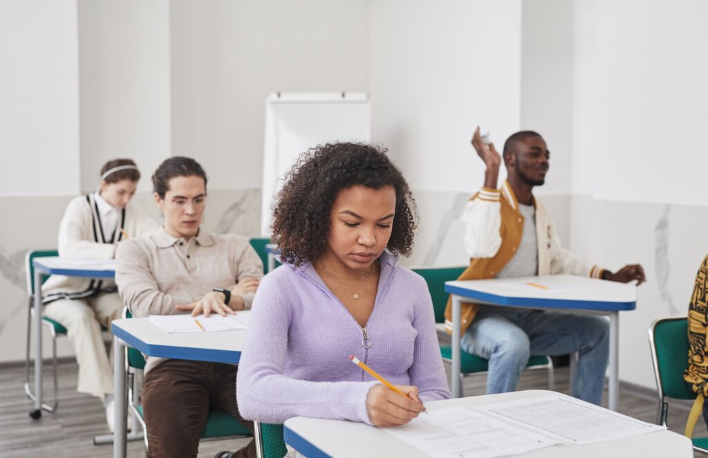 Few students ______ able to answer the final question correctly.