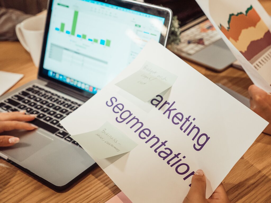 MARKETING
¿Cuál de estas estrategias puede ayudar a una plataforma digital a conseguir usuarios?