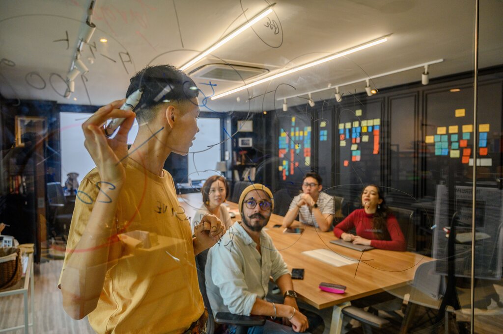 IDEACIÓN
Una vez identificada la necesidad, la idea de negocio consistió principalmente en:
