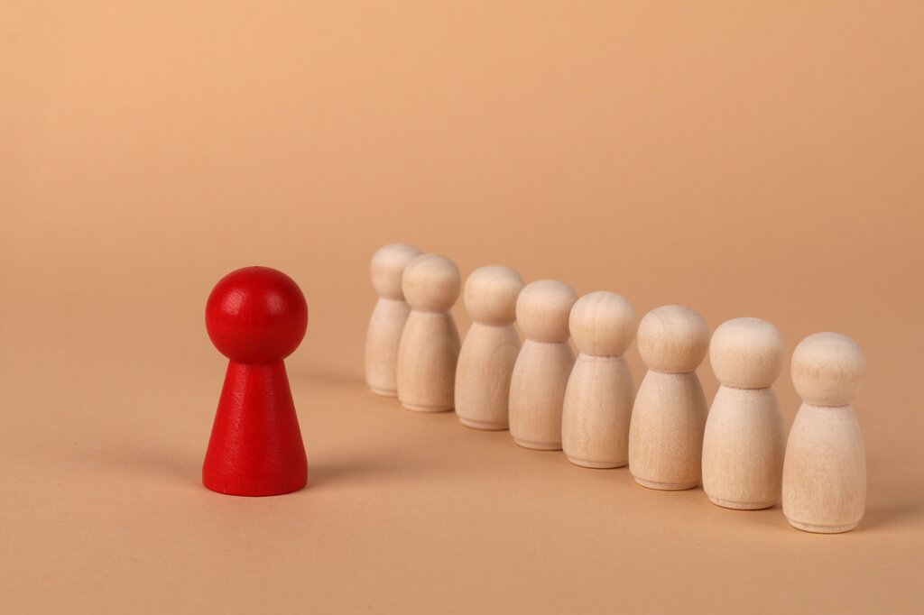 ¿Cuál de las siguientes situaciones representa mejor un problema que puede dar origen a una idea de negocio?