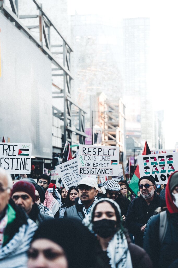 Que  tiene derecho a existir, persistir, regenerarse y ser protegida