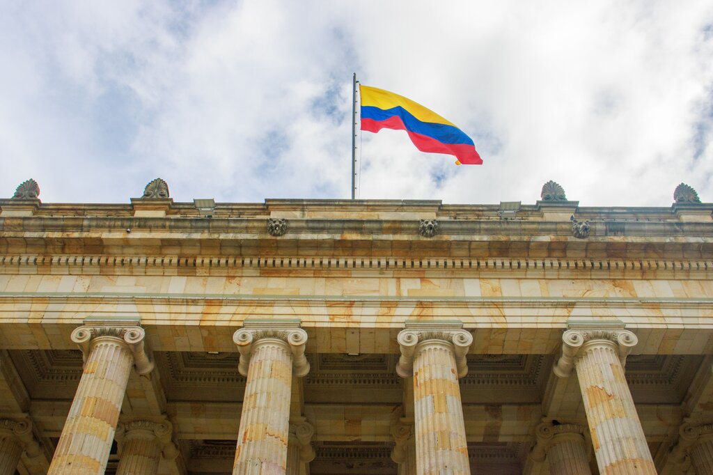 ¿Qué establece el Articulo 79 de la Constitución Política de Colombia?