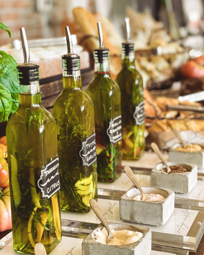 How much oil is there in the kitchen?