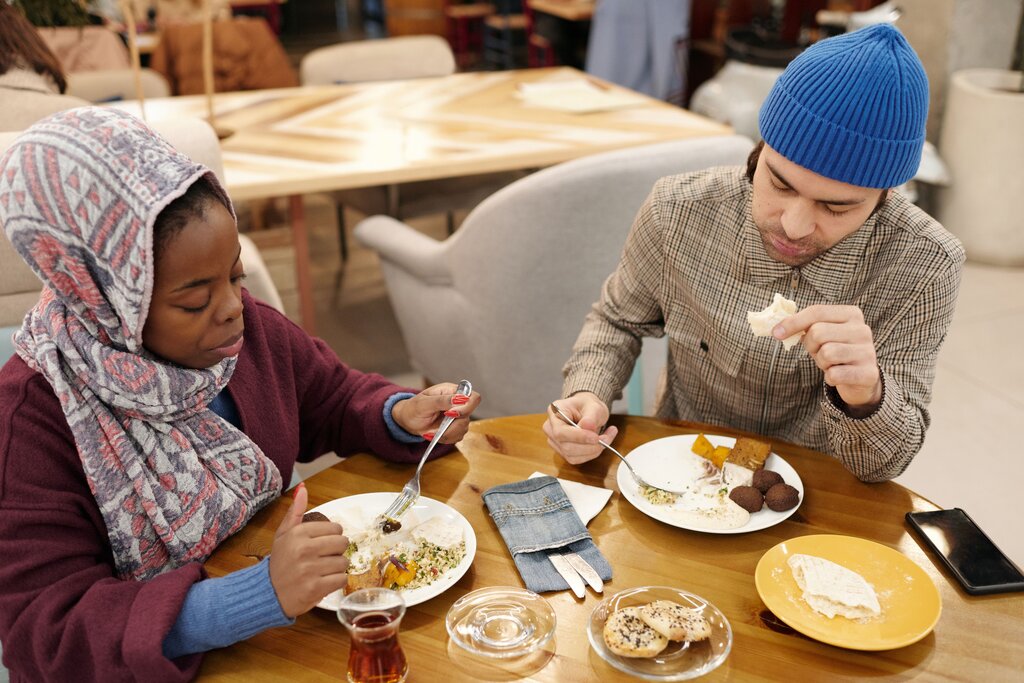 They .... eating at the restaurant