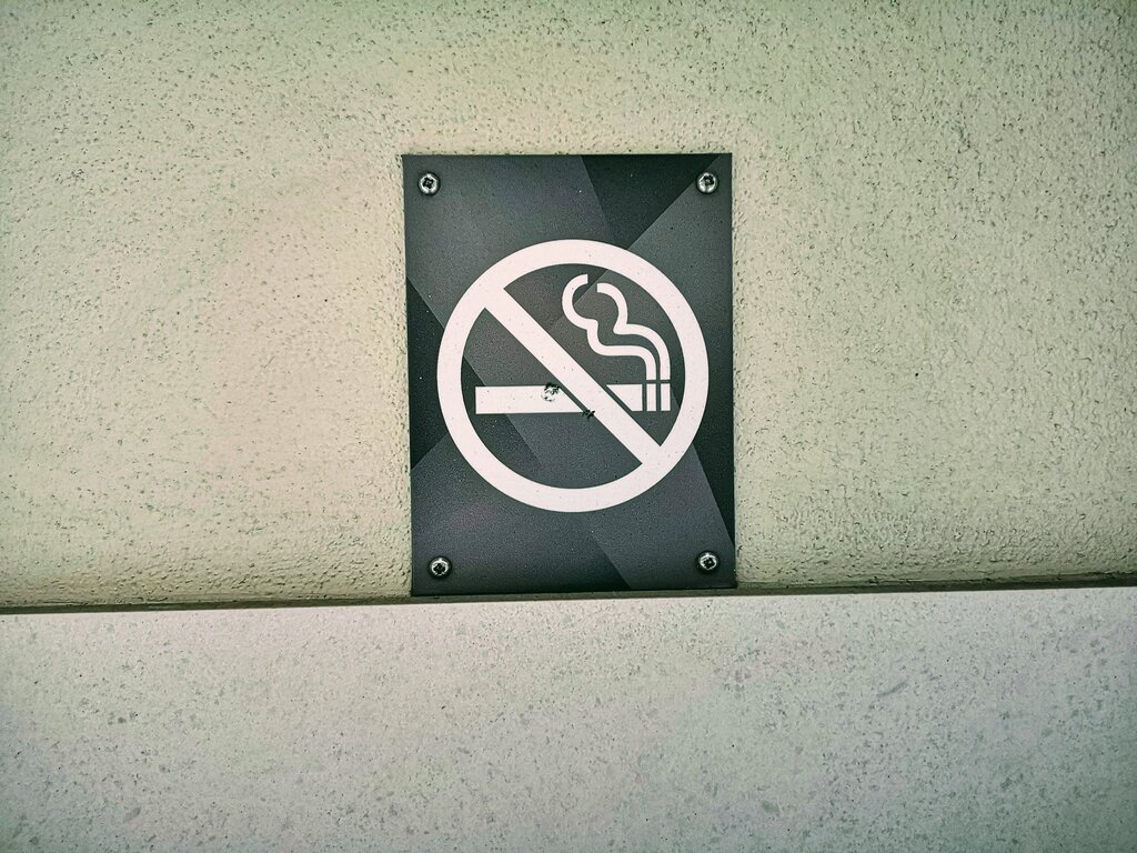 Rauchen? (Perhatikan gambar di samping, tentukan kalimat larangan yang tepat!)