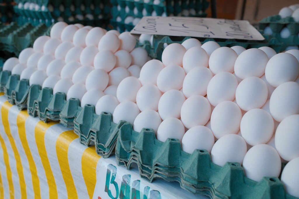 ¿Qué pensaba comprar la lechera después de vender los huevos?