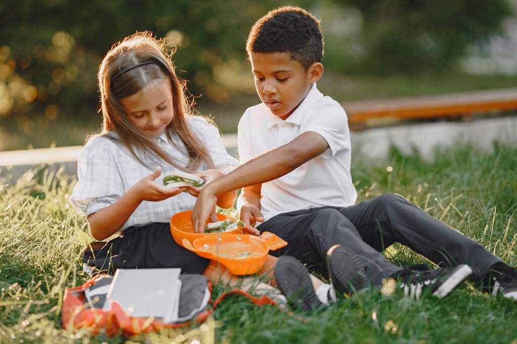 ¿Qué deberíamos hacer con los alimentos dentro del salón de clases?