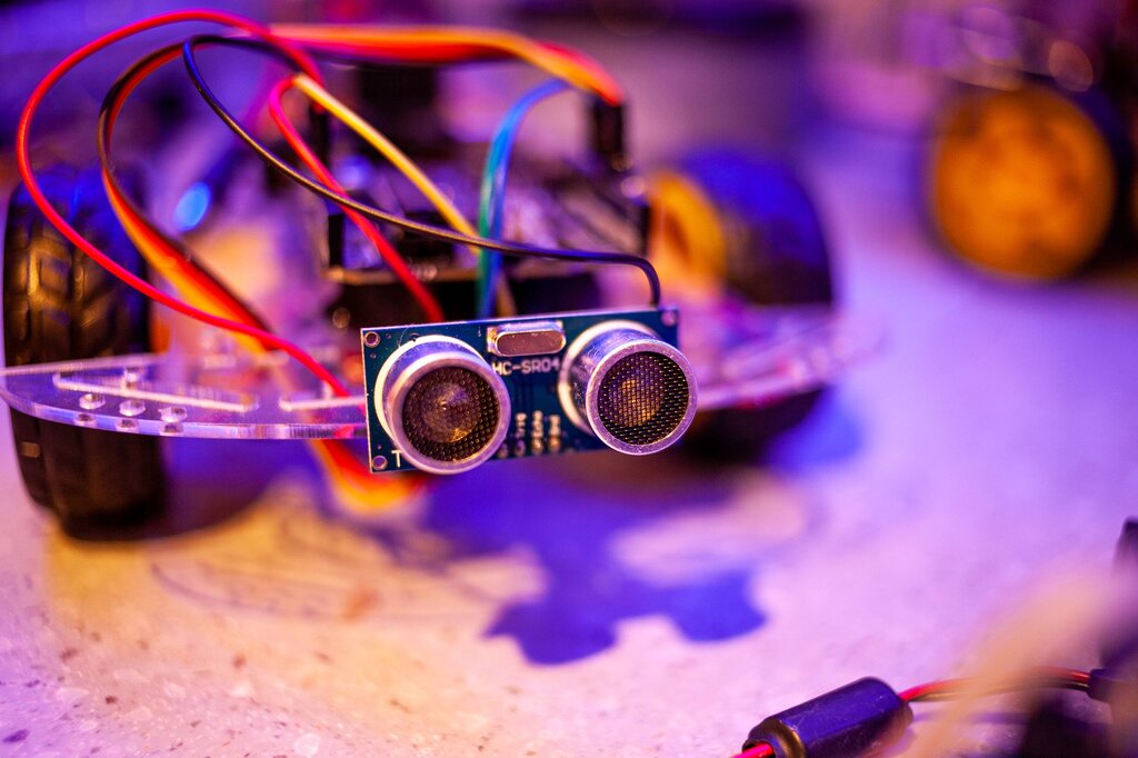 ¿Qué componente permite que un robot perciba su entorno?