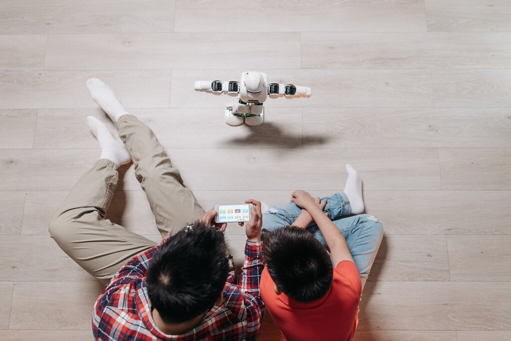 ¿Qué enfoque se usa para enseñar a un robot a aprender de experiencias?