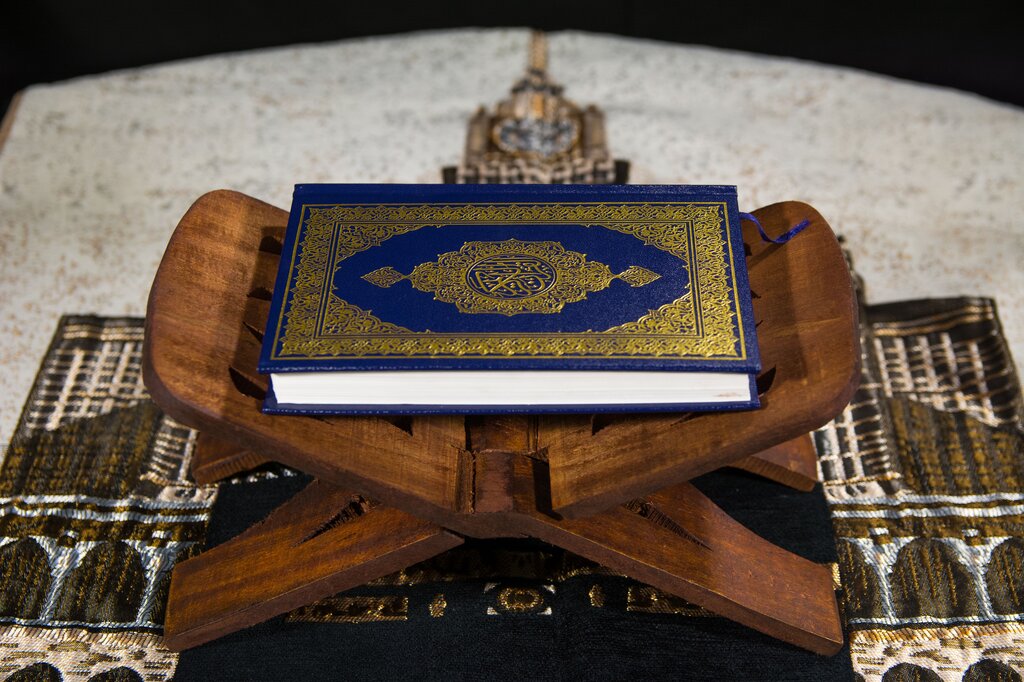 Allah memerintahkan kita untuk menkonsumsi makanan yang halal dan baik serta menjauhi makanan yang haram, hal tersebut tertulis dalam al Quran surah ....