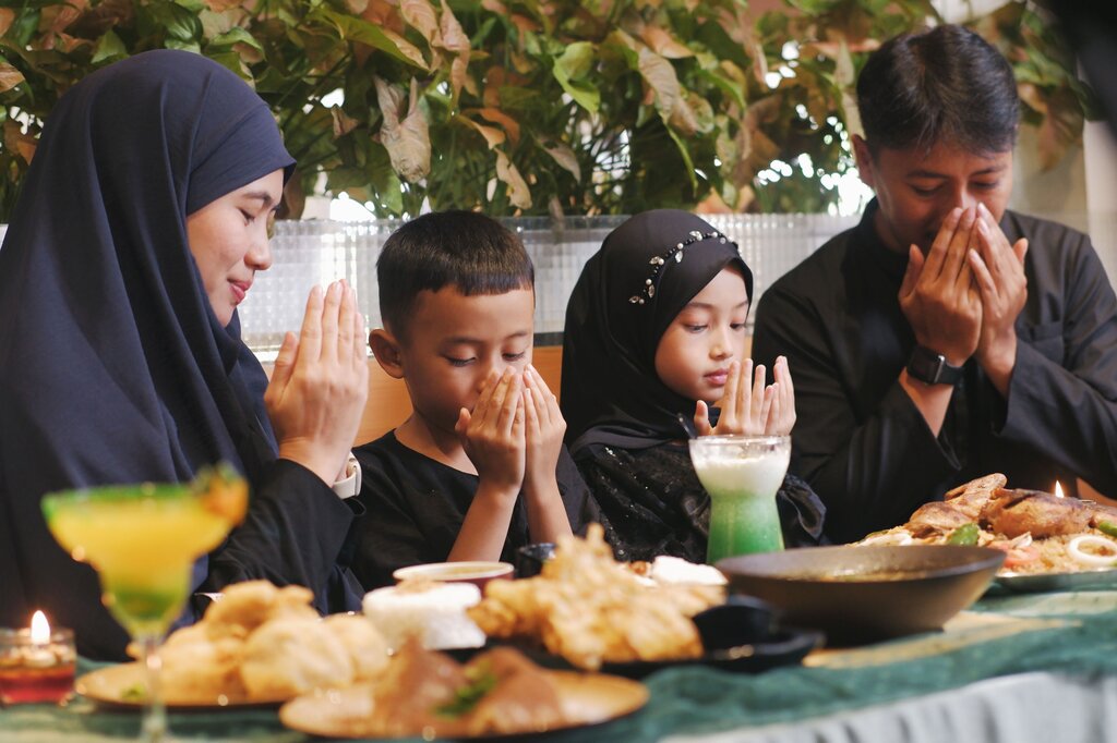 Arti halal dalam ajaran Islam adalah ....