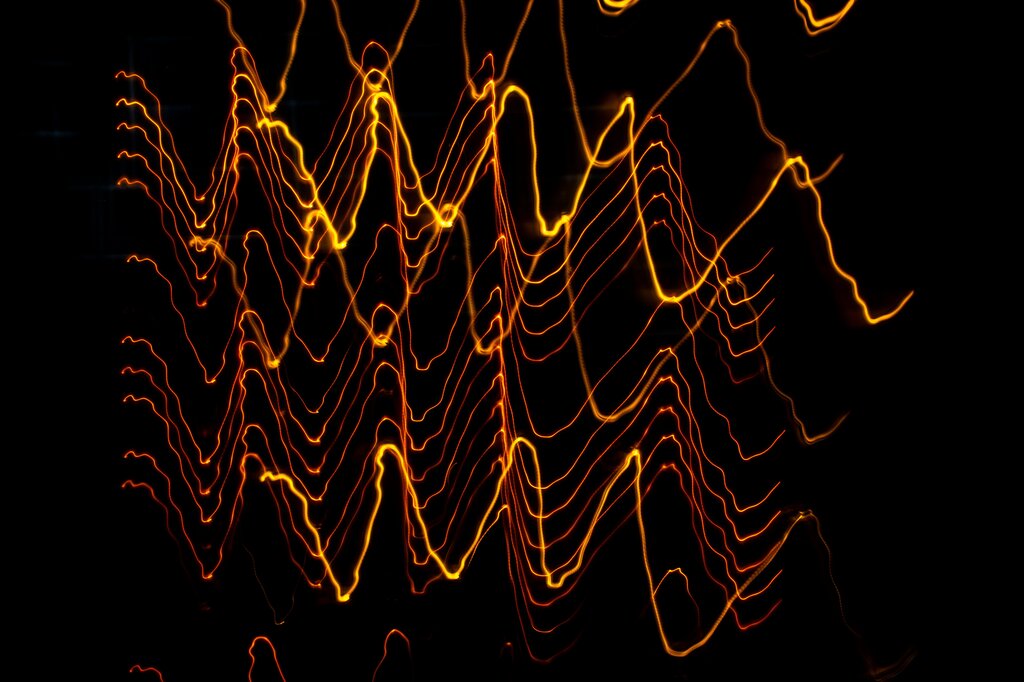 amplitud, elongación, línea de equilibrio, crestas, valles, nodos, longitud de onda.