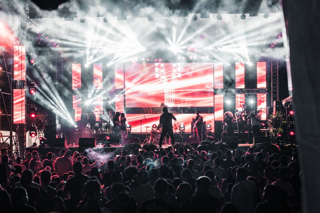¿En un concierto necesito que no se metan ciertas frecuencias a los músicos en el escenario qué hago? 