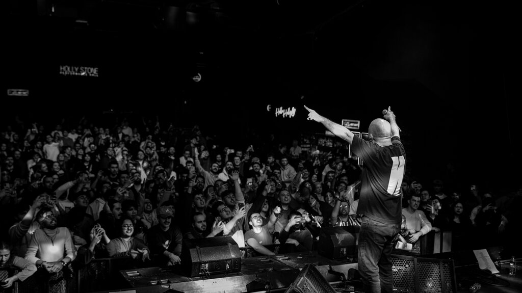 Aumento en sonido en los parlantes al público
