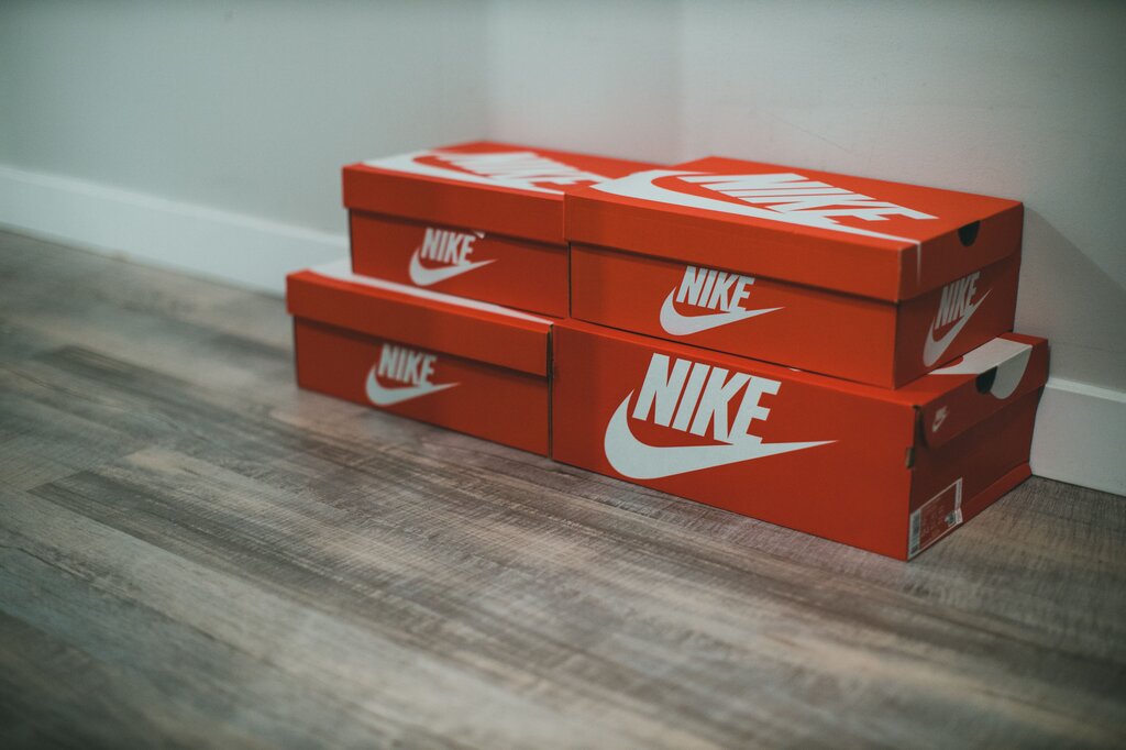 CUANTOS VERTICES TIENE UNA CAJA DE ZAPATOS ?