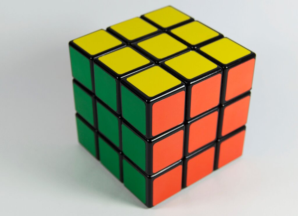 QUE FIGURA GEOMETRICA TIENE SIMILITUD A UNA CARA DEL CUBO ?