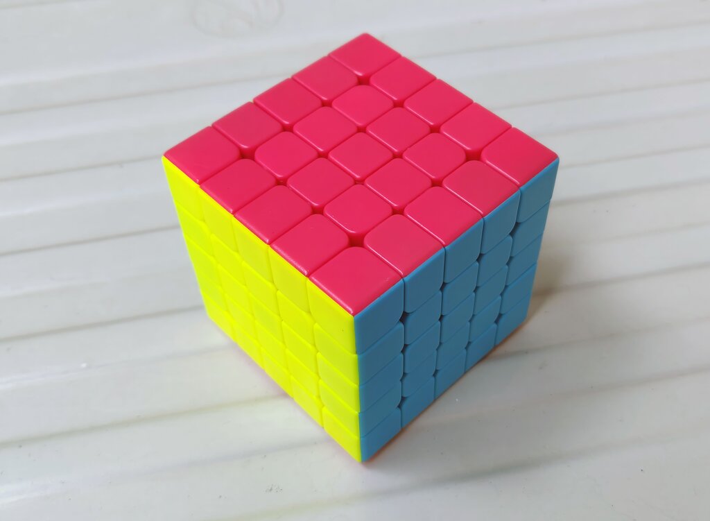 QUE ELEMENTO TIENE FORMA DE CUBO ?