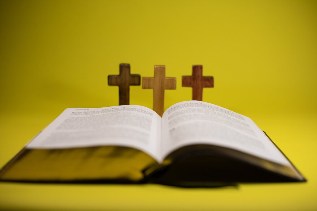 Escoge correctamente los atributos de Dios