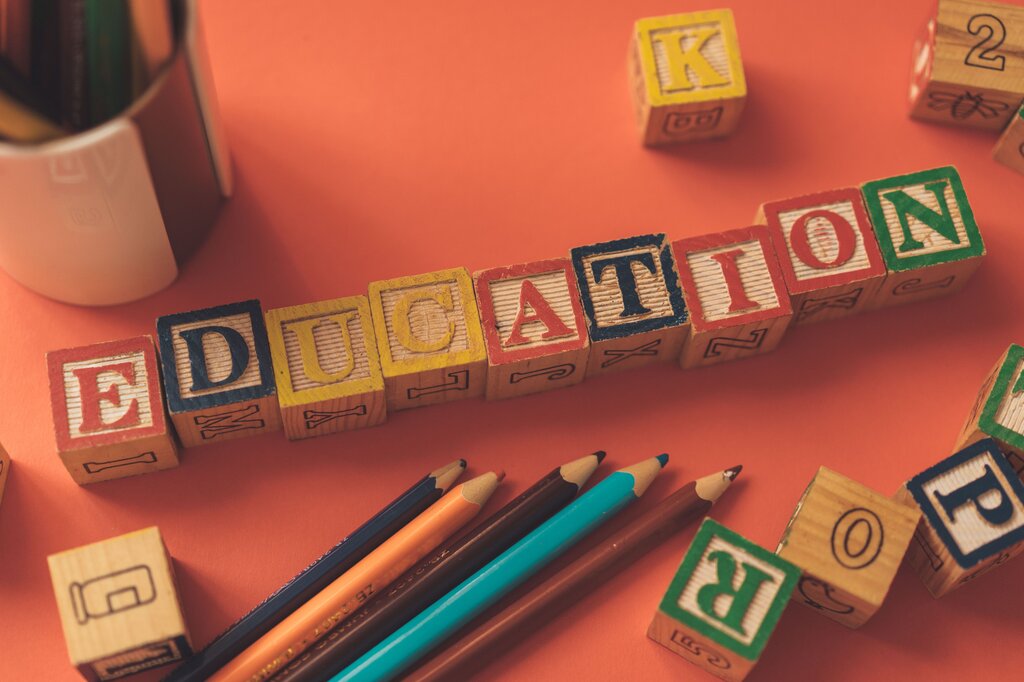 ¿Cómo concibe el modelo curricular crítico y sociopolítico a la educación?