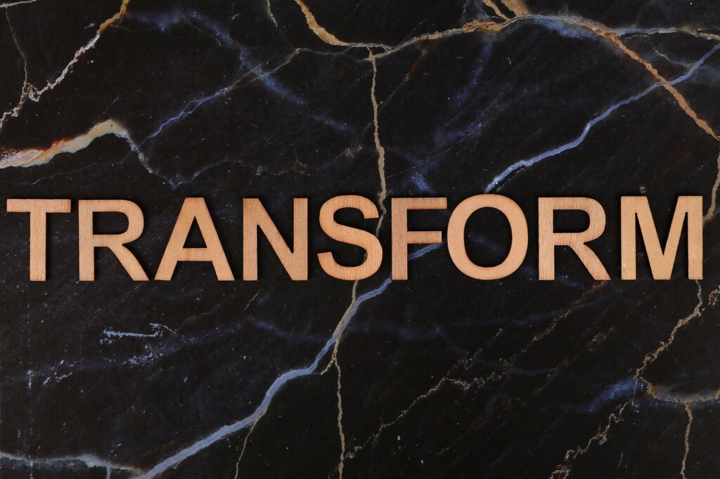 Como una práctica social que busca comprender y transformar la realidad.