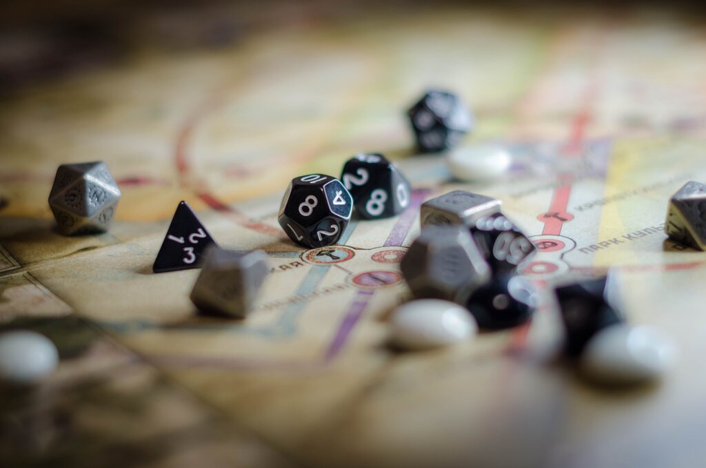 ¿Qué dado se usa principalmente para tiradas de ataque y habilidades en D&D 5e?