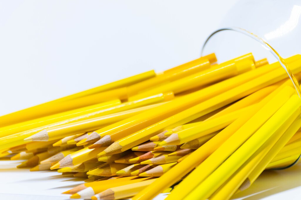 16. Perhatikan gambar dan kalimat berikut!
الْقَلَمُ ....
Jika pensil tersebut berwarna kuning, jawaban yang tepat adalah ....