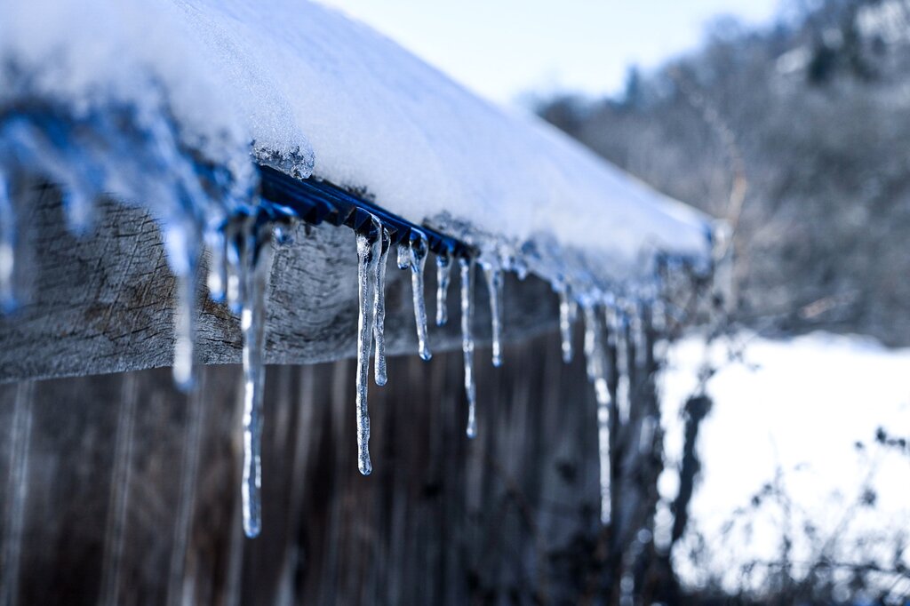 The image shows cold weather. Which word fits?