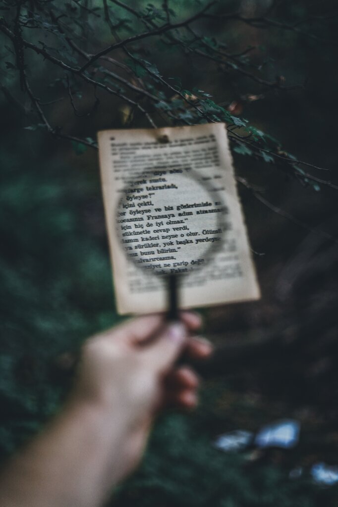 6) ¿Qué define un enigma en literatura?